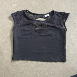 Gina spets top - En top från Gina tricot med spets upptill och urringad i ryggen.