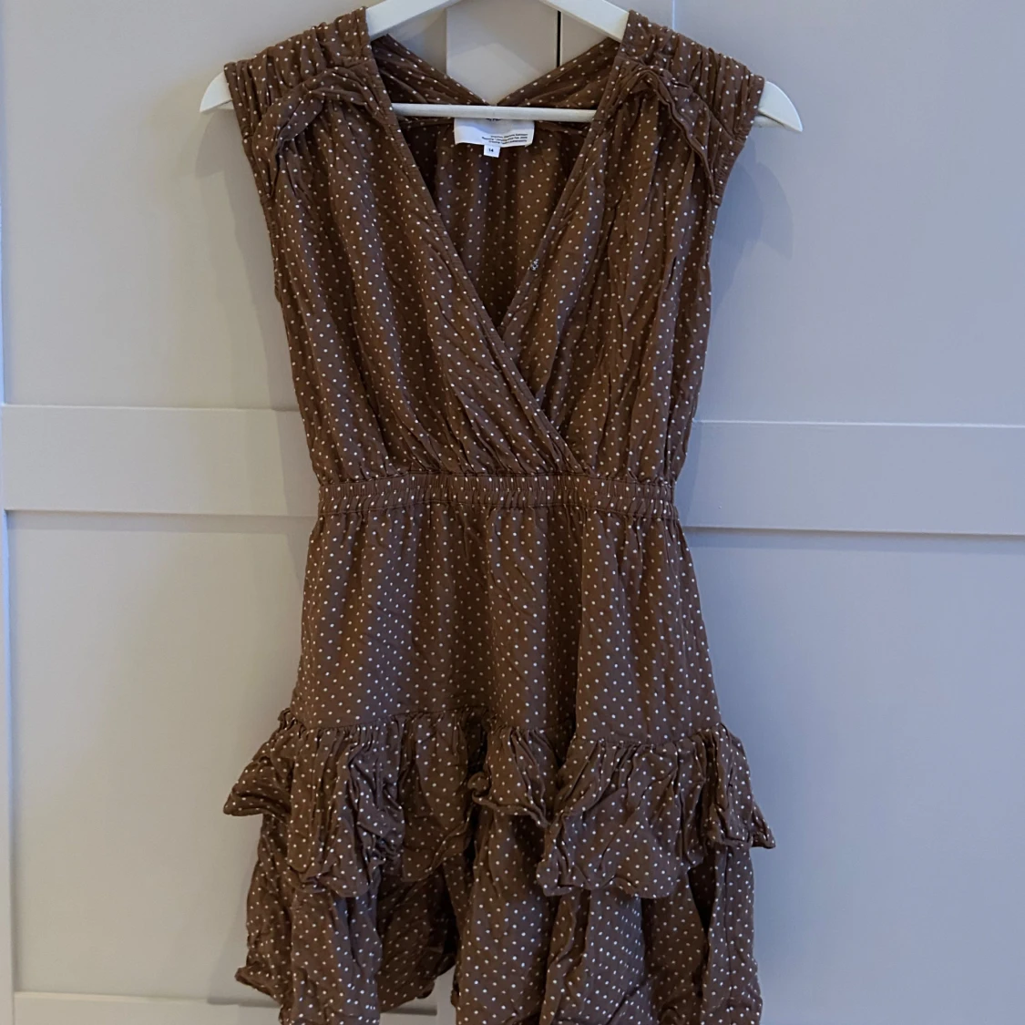 Brun prickig omlottklänning med volang   - 2
