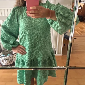 Grön klänning från Pieces  - Superfin cupcake klänning från pieces