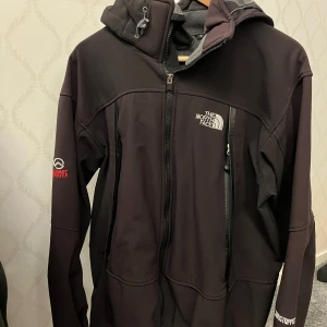 The North Face summit series jacka  - Unik the north face jacka från kollektionen ”summit series”. Storlek M