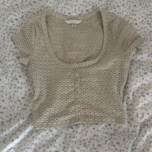 Beige croppad blus med knappar - Säljer en kortärmad topp från H&M i storlek XS💗