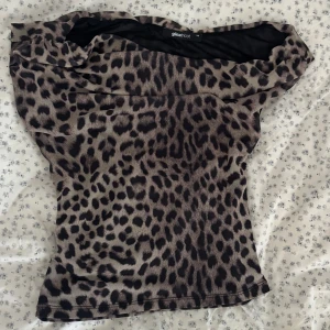 Leopardmönstrad topp från Gina Tricot - Säljer en leopardmönstrad topp från Gina Tricot i storlek XS. Tröjan sitter lite tajtare åt i midjan💗