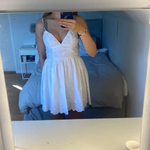 Kort sommarklänning - Jätte söt kort klänning med blomm mönster, säljer pga för liten därför ser större ut på första bild för kan inte stänga dragkedjan💗
