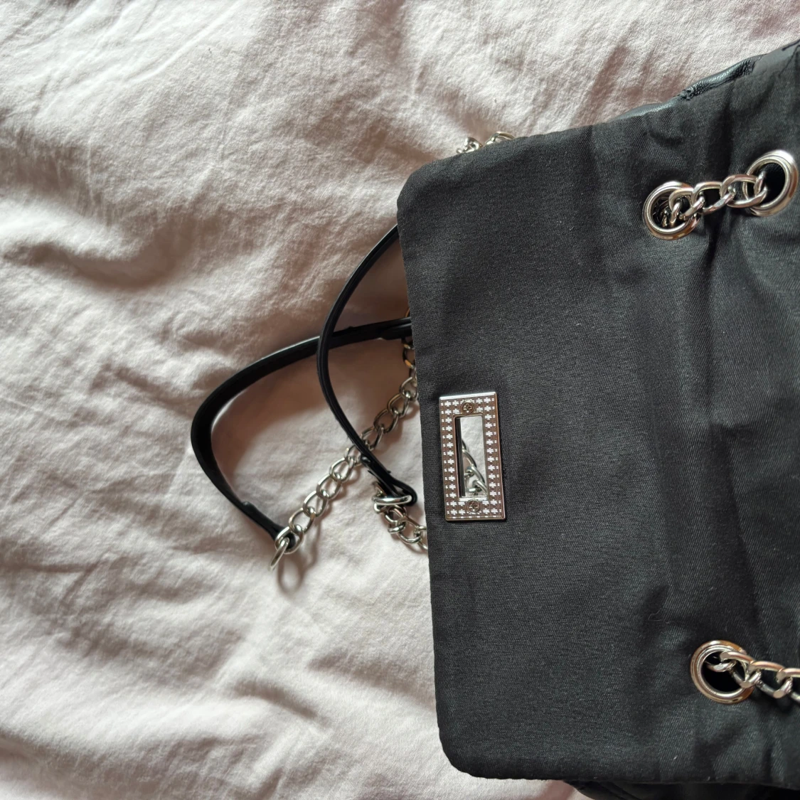 Svart quiltad axelväska med kedja - 3
