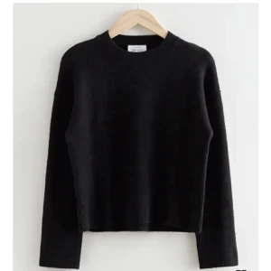 Svart stickad tröja &Others stories  - En jätte snygg enkel stickad tröja från &Others stories, med lite ribb som deltalj längst ner på tröja även längst ned av ärmarna  , de gör tröjan mycket snyggare! Knappt använd, minns ej exakta pris men iallfall köpt för över 600kr och finns ej kvar att köpa så därför kommer jag sälja lite dyrare men kom gärna med prisförslag änåd ❤️