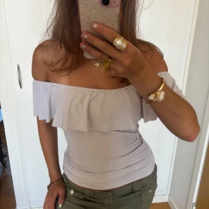 Offshoulder volangtopp  - Så fin Offshoulder volangtopp i smustvitt. Jag är 168 och det är mina bilder, köp via köp nu direkt eller Swish, kvar tills markerad som såld 💖 