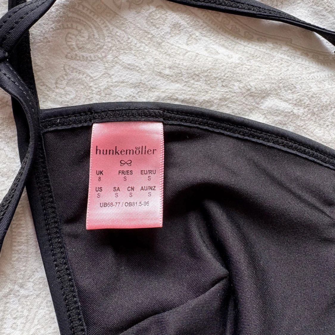 Svart bikini med cut out från Hunkemöller - 3