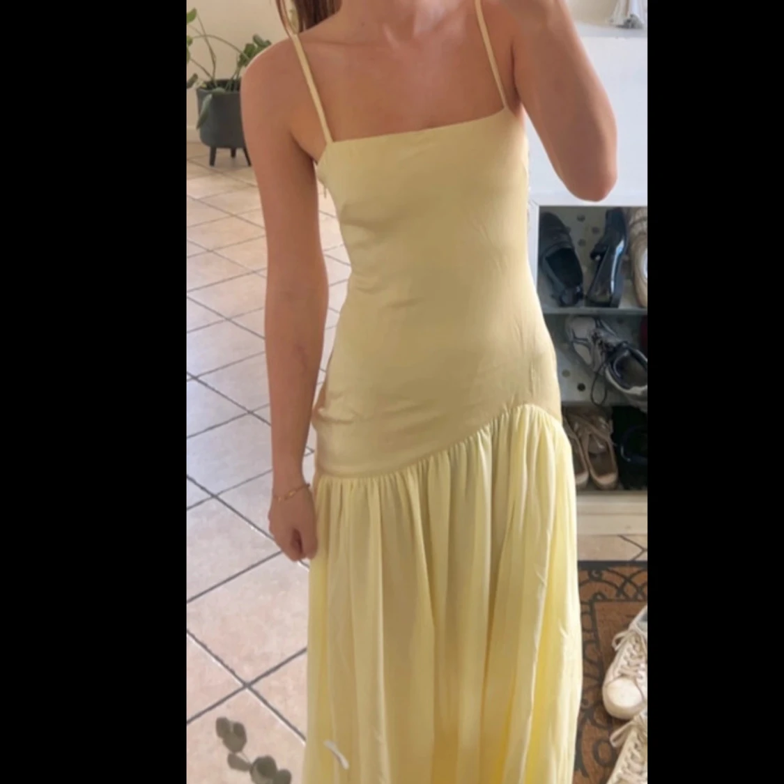 Ljusgul långklänning med smala axelband - 3