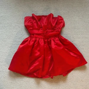 Röd kortklänning i satin - Säljer min röda klänning då den tyvärr ej passar