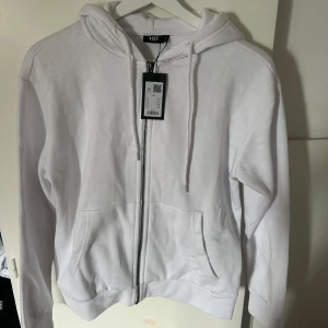 Vit hoodie med dragkedja - Snygg vit hoodie från 157 i storlek XS. Tröjan är i nyskick och är aldrig använd 