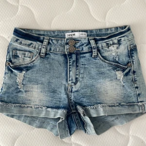 Jättesnygga vintage jeans  - Jättebra skick super fina ljus blåa shorts med lite slitningar och två knappar och super skönt material❤️