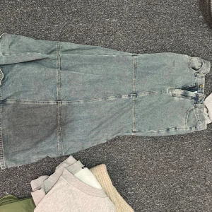 Lång kjol från Cider XS - Säljer en snygg lång kjol från Cider i storlek XS. Klänningen är i ljusblå denim med markerade sömmar och klassisk jeanslook. Perfekt för dig som gillar en avslappnad men trendig stil.