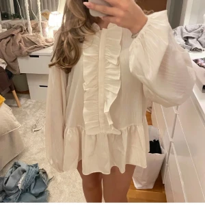 klänning/blus - söt blus i storlek 46/48, men har använts av mig som klänning! jag bär vanligtvis storlek S och är ca 165cm lång🌸 köp flera plagg i bundles för ett billigare pris!