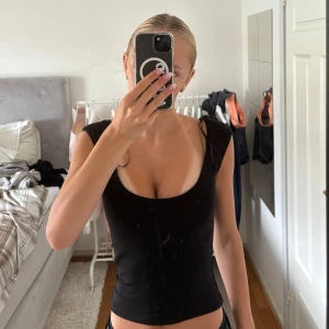 Topp från Nelly - Svart topp med urringning från Nelly i storlek XS, men passar även S. Aldrig använd. Original pris är 250 kr! 💕 