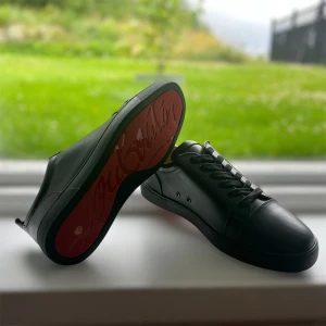 Svarta Christian Louboutin Sneakers  - Hej! Säljer min killes loubs som tyvärr inte passade honom, storlek 42 dem är helt nya bara testade. skriv för info/mer bilder! ❤️🤗