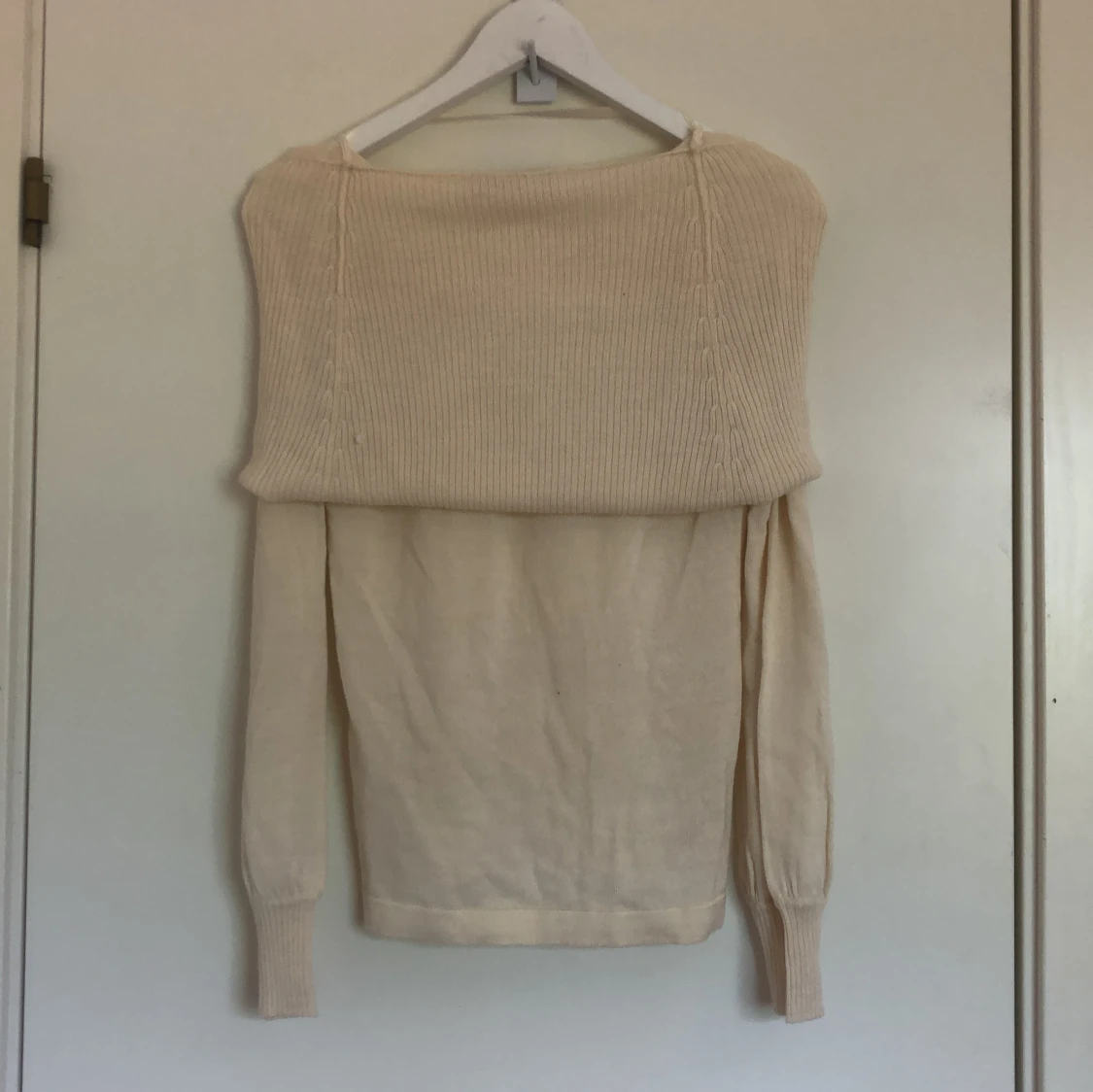 Offshoulder beige stickad tröja - 2