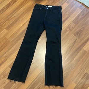 Svarta flare jeans från Mango Denim - Snygga svarta flare jeans från Mango i storlek 38. Jeansen är i bra skick och har fransar nedtill. 