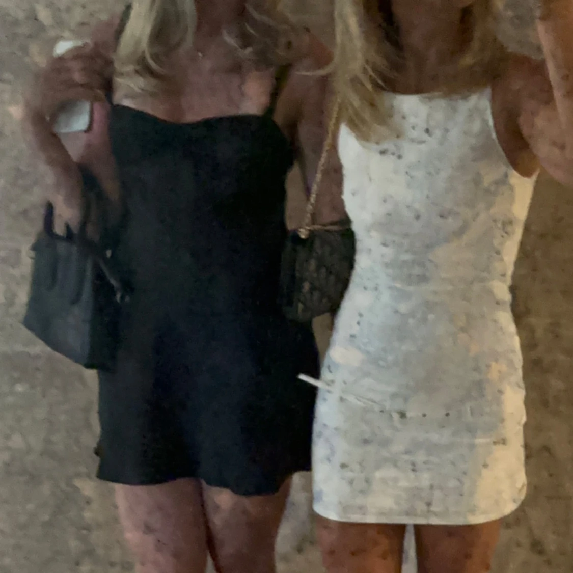 Svart kort satinklänning med smala axelband - 3