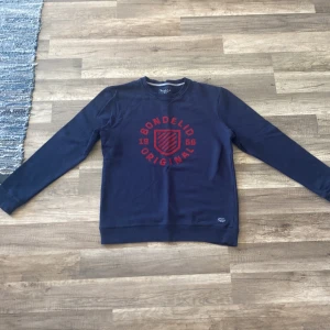 Bondelid Sweatshirt - Säljer en mörk blå bondelid sweatshirt i ett mycket bra skick. Det finns inga defekter eller något på den. Säljer den pågrund av att den är för liten för mig.