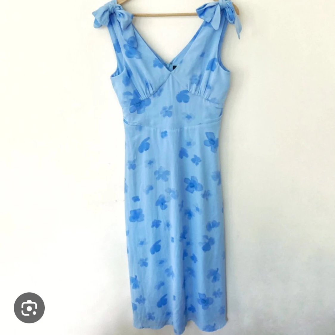 Ljusblå blommig klänning med knyt - 1