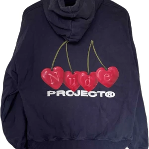 Nude Project Hoodie - Säljer en mörkblå hoodie från Nude Project i storlek M, passar både M och S. Bra skick, inga defekter, tveka inte vid frågor eller prisförslag. Nypris är 1200 kr⭐️
