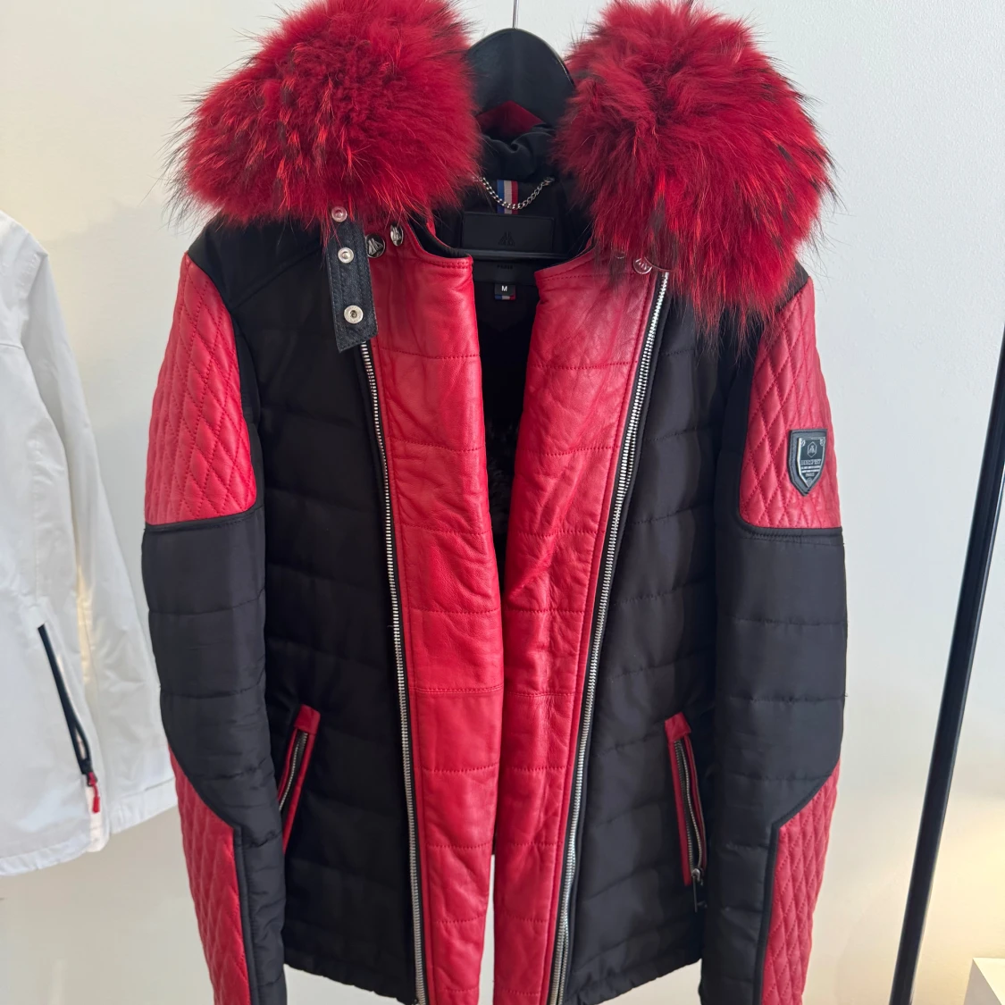 Svart och röd pälsjacka från Horspist