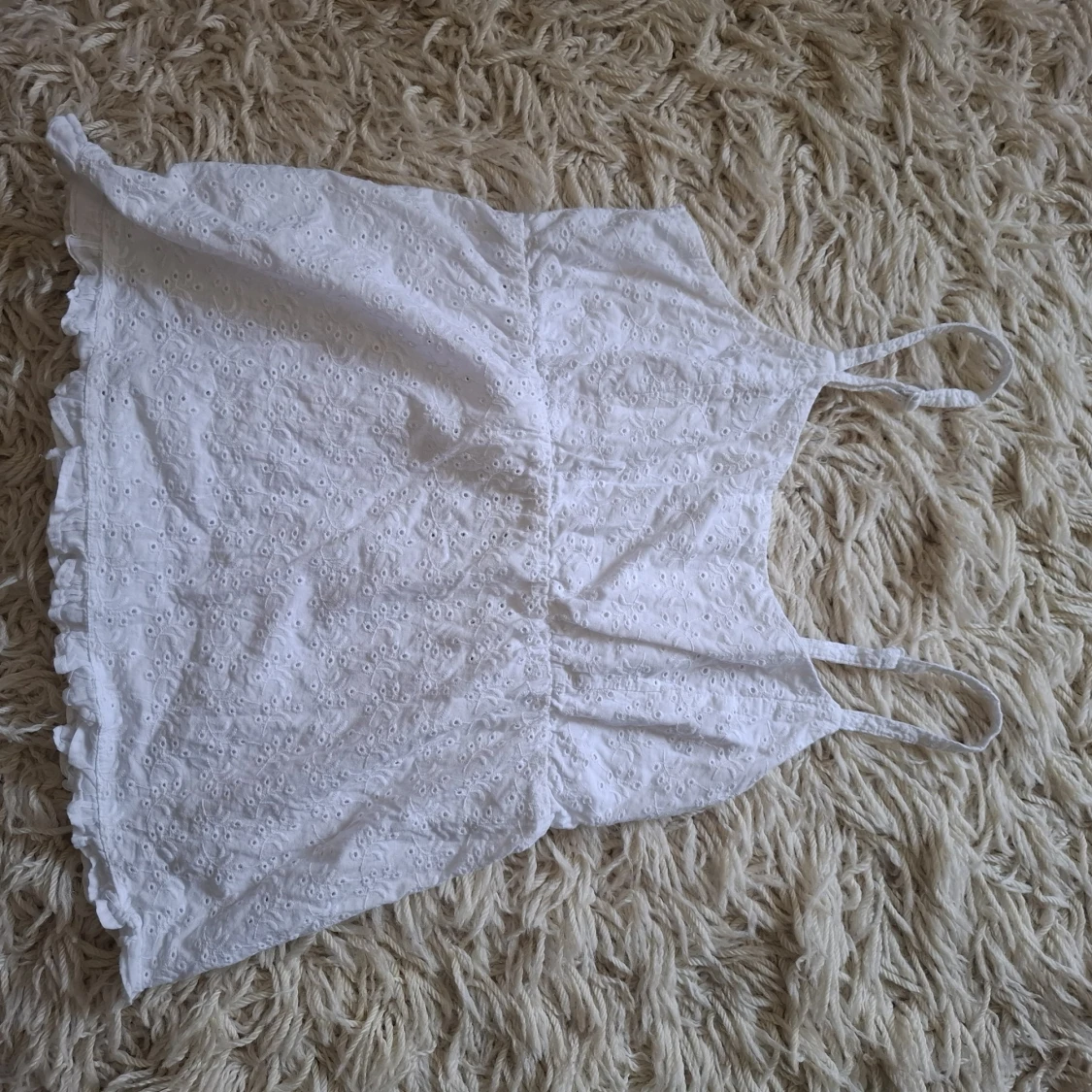 Vit broderad linnetopp med volang - 3