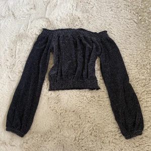Glittrig offshoulder topp från H&M - Supersnygg svart offshoulder topp från H&M som glittrar. Köp köp köp!