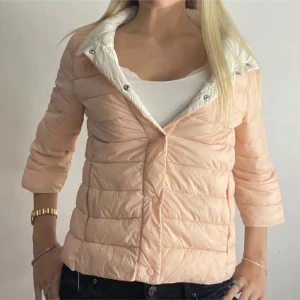 Ljusrosa Herno liknande jacka! - Skit Snygg ljusrosa dunjacka med trekvartsärmar och quiltad design. Storlek M men passar s! Liten i storlek!