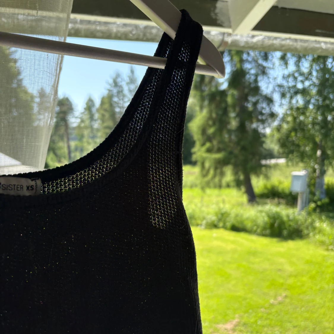 Svart croppad linnetopp FB Sister XS - 3