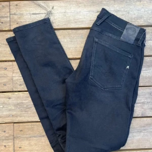 Replay Jeans - Hejsan! Säljer nu dessa super sjyssta jeans från Replay. Modellen ”ANBASS”. Storlek 31/34. Skicket är som nytt. Vid frågor kom pm!