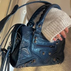 Blå väska  - Blå väska, liknar city bag💕