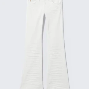 Vita bootcut jeans från Cheap Monday - Säljer ett par vita bootcut jeans från Cheap Monday i storlek 26/30. Byxorna har låg midja och är tillverkade i ett superstretchigt material som sitter snyggt. Perfekta för dig som vill ha en clean och fräsch look.