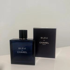 Bleu de Chanel parfym 100ml - Bleu de Chanel är en ikonisk herrparfym i en stilren, mörkblå glasflaska med silverdetaljer och klassisk Chanel-logga på korken. Doften är fräsch och maskulin, perfekt för dig som gillar exklusiva och moderna parfymer. Levereras med originalkartong.