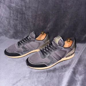 Valentino Rockrunner - Valentino Rockrunner sneakers med detaljer i mocka. Mycket bra skick, 9/10. Hör av er om ni har frågor eller funderingar❕