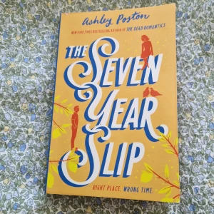 The Seven Year Slip - En charmig och romantisk berättelse om Clementine, som efter en tuff period möter en mystisk man i sitt kök – men han lever sju år i det förflutna. Perfekt för dig som gillar oväntad kärlek, magi och feelgood med en twist.
