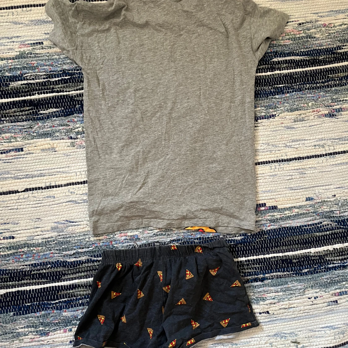 Grå Disney t-shirt med Mickey och pizza - 1