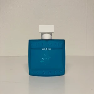 Azzaro Chrome Aqua - Azzaro Chrome Aqua med mellan 40-45 ml kvar. Flaskan har stått i jämn temperatur och borta från solljus. Bara att skriva vid eventuella frågor!