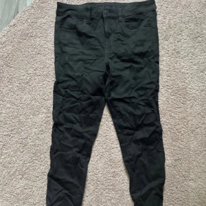 Svarta skinny jeans från American Eagle - Fina jeans ifrån american eagle 