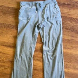 Blågröna juicy byxor - Blågröna juicy byxor, unik färg som jag inte hittar på hemsidan längre, köpte på Nelly. Har lite defekter vid hälarna men inget som märks av vid användning 