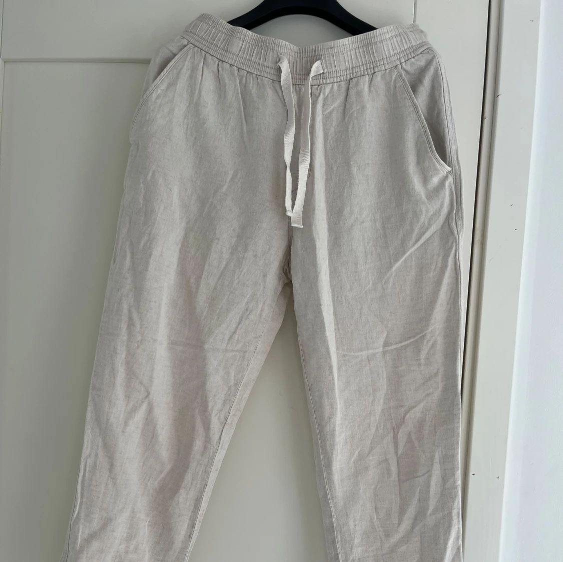 Beiga linnebyxor med snörning från Zara