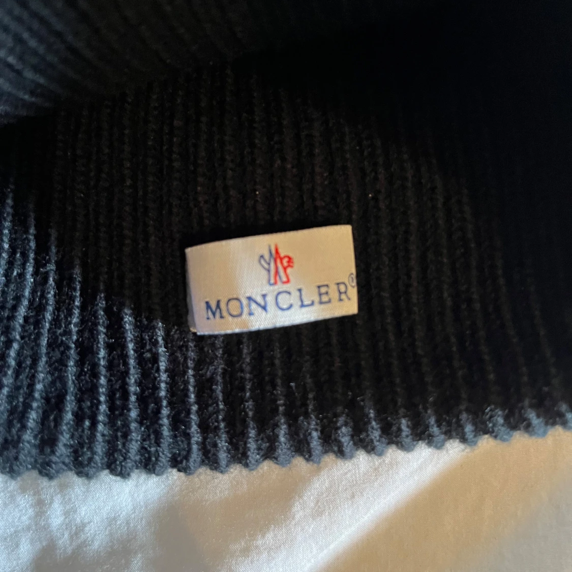 Svart Moncler mössa i ribbstickad design - 1