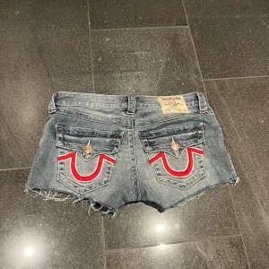 True Religion shorts - Knappt använda så superfint skick, strl 27❤️