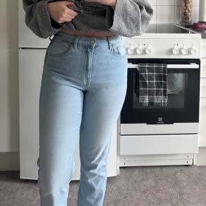 Ljusblå raka jeans med hög midja - Säljer ett par ljusblå jeans från HM🌸