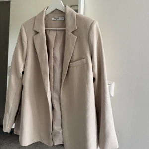 Kavaj NAKD  - Kavaj i fint skicka från NAKD🌸