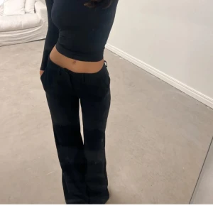 Alobha suit pants - Snygga svarta kostymbyxor från Alobha, dom är lite slitna ner till på baksidan men inget som man fastnar på💗
