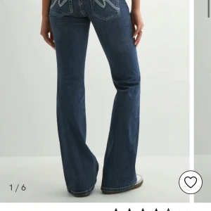 Blå bootcut jeans - Bootcut lowwaist från Nelly 💕 helt oanvända säljer då de ej kommer till användning. Obs ingen pris lapp kvar.  har tyvärr inga bilder på jeansen just nu men kan ordna. frågor/intresse kom gärna privat 💕😽