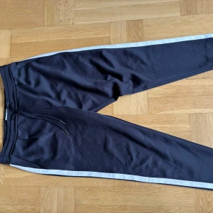  Just Junkies Mjukisbyxor - Svarta mjukisbyxor från Just Junkies i storlek XL men sitter som S eller XS då dom är väldigt korta i benen. Så dem passar dig som är 170 och under!