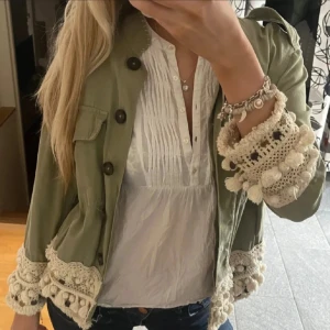 Grön jacka med virkade detaljer - Snygg ljusgrön jacka som passar perfekt nu till sommaren då den är lite tunnare