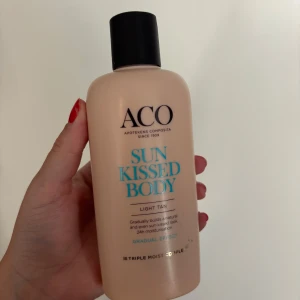 ACO Sun Kissed Body Light Tan - ACO Sun Kissed Body är en återfuktande brun-utan-sol-lotion med Triple Moist Complex. Ger gradvis en naturlig solkysst look och lätt brun ton. Kommer i en beige plastflaska med svart lock, innehåller 200 ml och passar dig som vill ha en lätt och jämn färg. Endast testat en gång. Märks ej då de va så lite. 